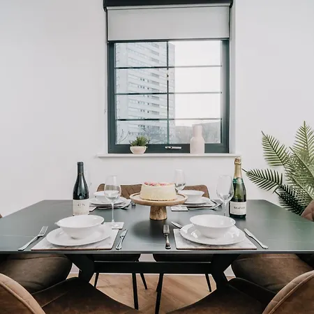 Canal View, Grade Ii Industrial Style, Fast Wifi, Family, Contractors Apartament
